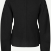 SAMSOE SAMSOE marca de moda escandinava con un diseño contemporáneo y minimalista.