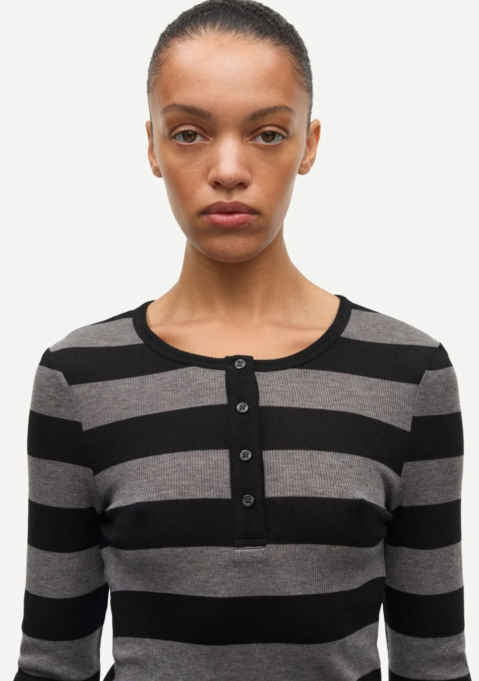SAMSOE SAMSOE marca de moda escandinava con un diseño contemporáneo y minimalista.