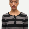 SAMSOE SAMSOE marca de moda escandinava con un diseño contemporáneo y minimalista.