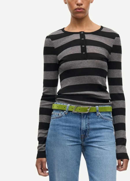 SAMSOE SAMSOE marca de moda escandinava con un diseño contemporáneo y minimalista.