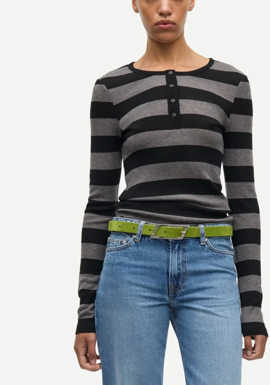 SAMSOE SAMSOE marca de moda escandinava con un diseño contemporáneo y minimalista.