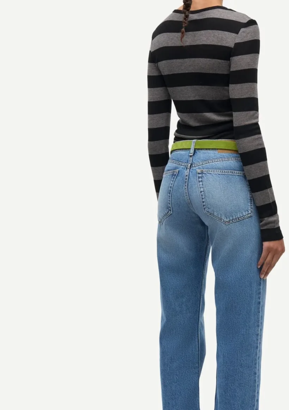SAMSOE SAMSOE marca de moda escandinava con un diseño contemporáneo y minimalista.