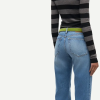 SAMSOE SAMSOE marca de moda escandinava con un diseño contemporáneo y minimalista.