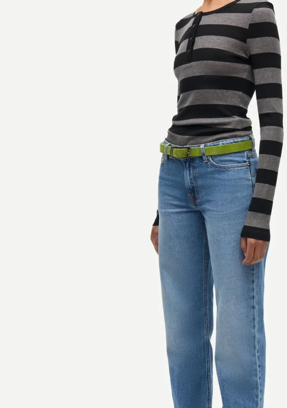SAMSOE SAMSOE marca de moda escandinava con un diseño contemporáneo y minimalista.