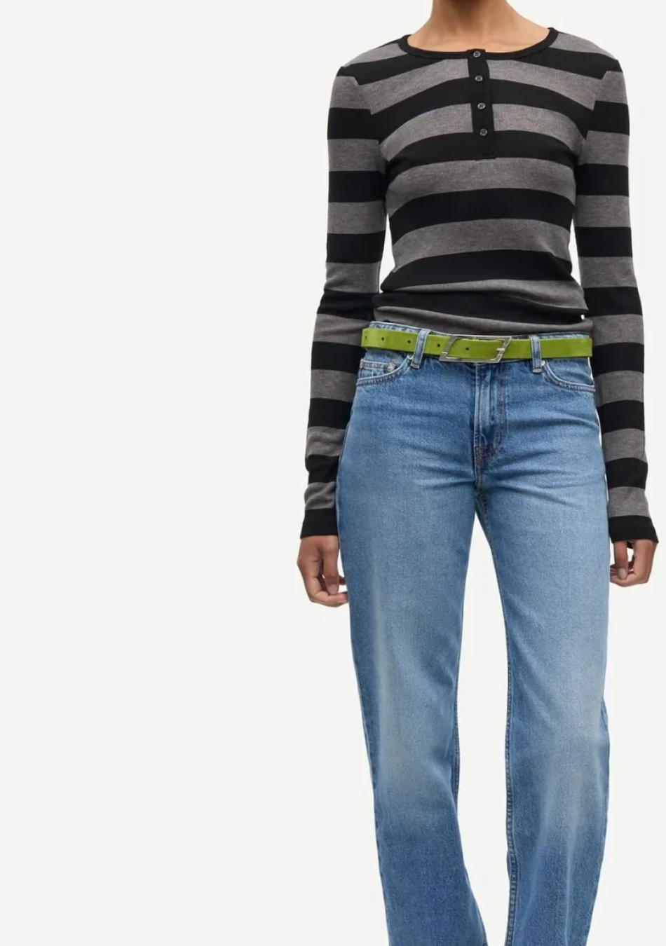 SAMSOE SAMSOE marca de moda escandinava con un diseño contemporáneo y minimalista.