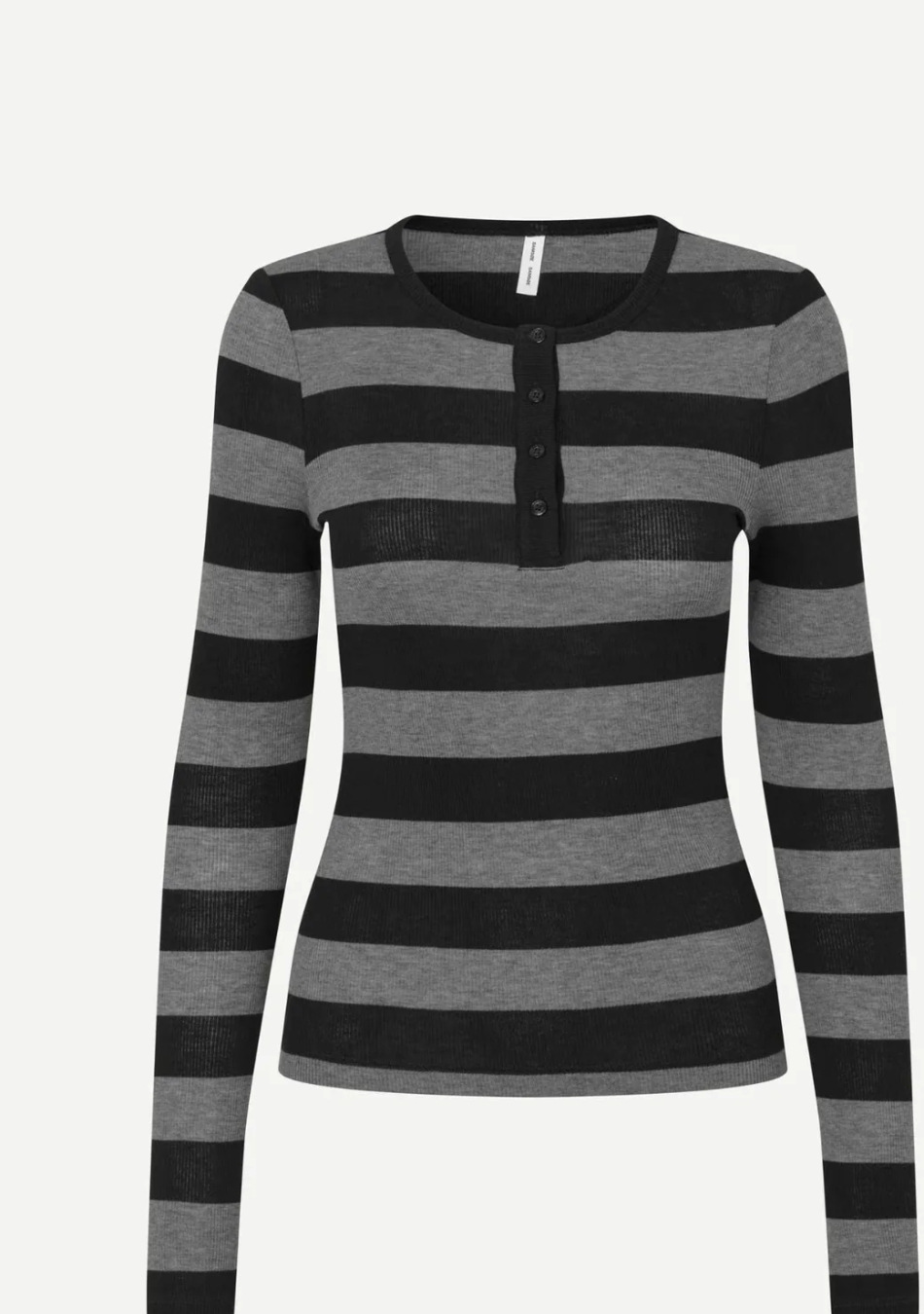 SAMSOE SAMSOE marca de moda escandinava con un diseño contemporáneo y minimalista.