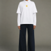 SAMSOE SAMSOE marca de moda escandinava con un diseño contemporáneo y minimalista.
