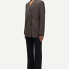 SAMSOE SAMSOE marca de ropa minimalista y contemporánea. Prendas sostenibles, versátiles y de alta calidad.