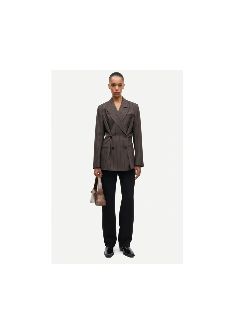 SAMSOE SAMSOE marca de ropa minimalista y contemporánea. Prendas sostenibles, versátiles y de alta calidad.