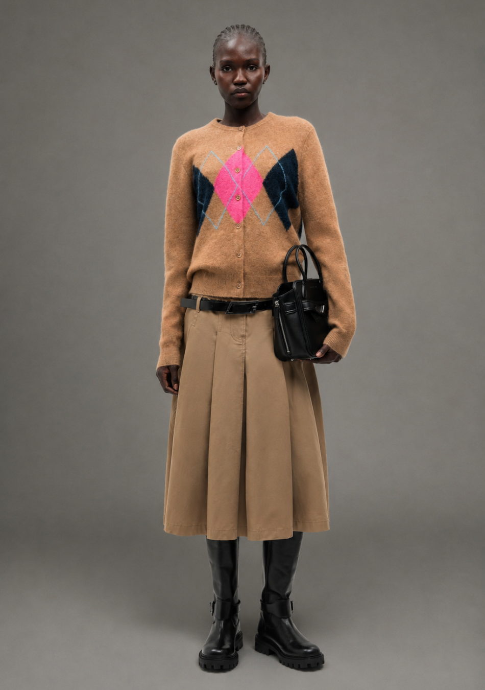 SAMSOE SAMSOE marca de moda escandinava con un diseño contemporáneo y minimalista.