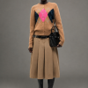 SAMSOE SAMSOE marca de moda escandinava con un diseño contemporáneo y minimalista.