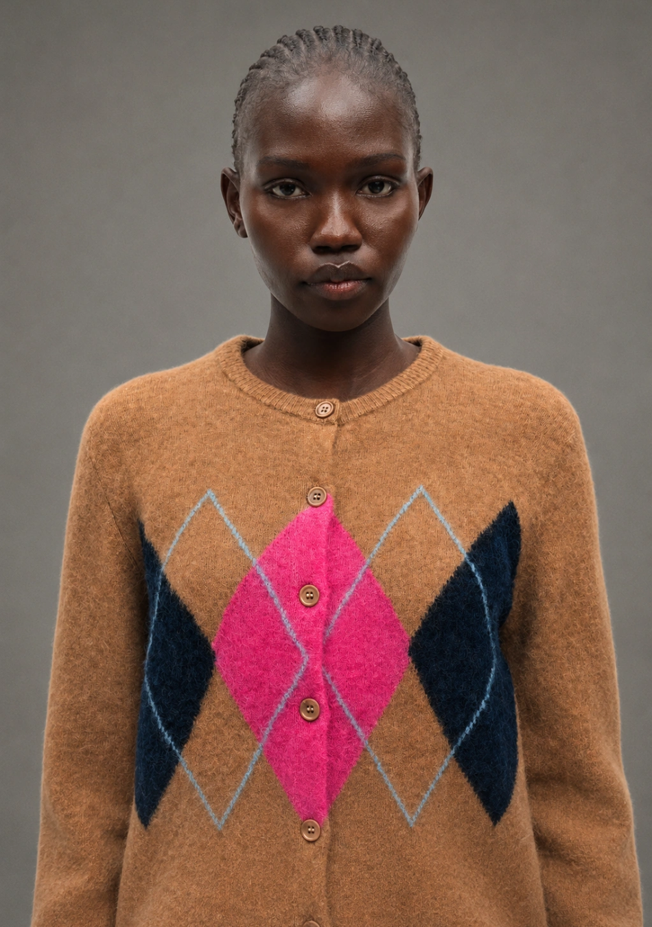 SAMSOE SAMSOE marca de moda escandinava con un diseño contemporáneo y minimalista.