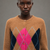 SAMSOE SAMSOE marca de moda escandinava con un diseño contemporáneo y minimalista.