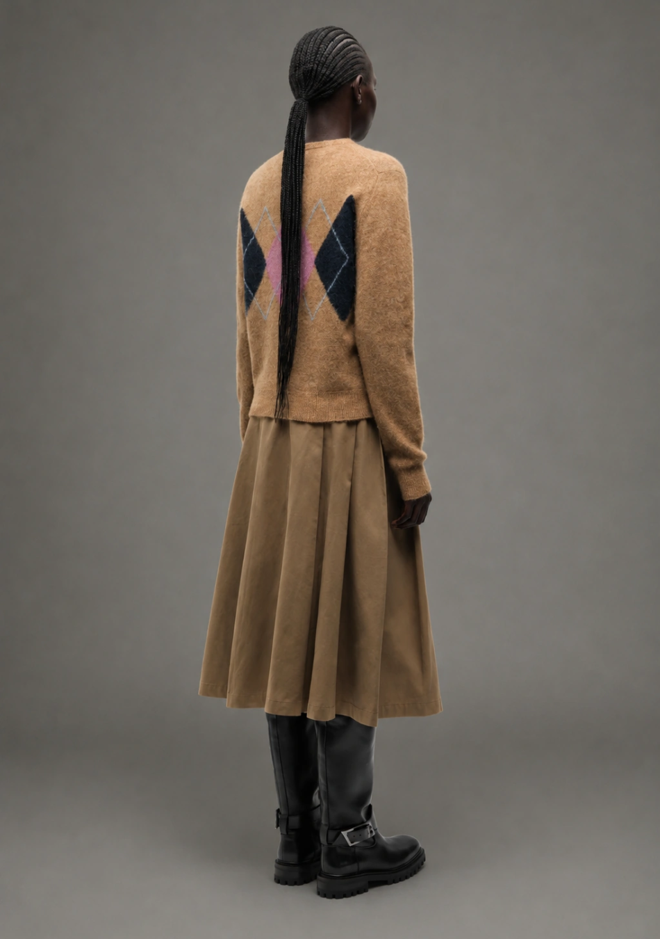 SAMSOE SAMSOE marca de moda escandinava con un diseño contemporáneo y minimalista.