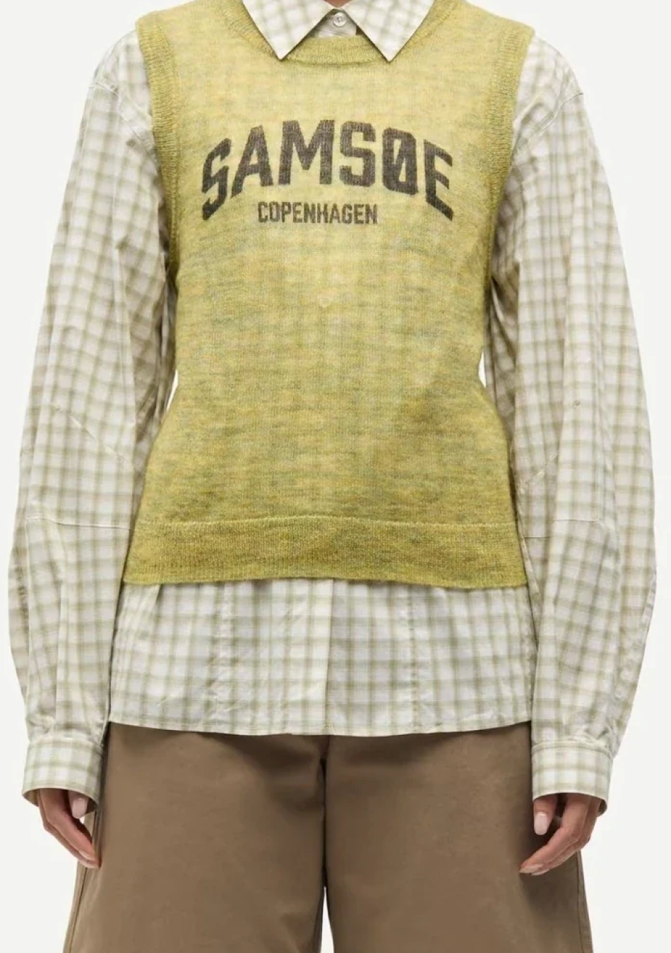 SAMSOE SAMSOE marca de moda escandinava con un diseño contemporáneo y minimalista.