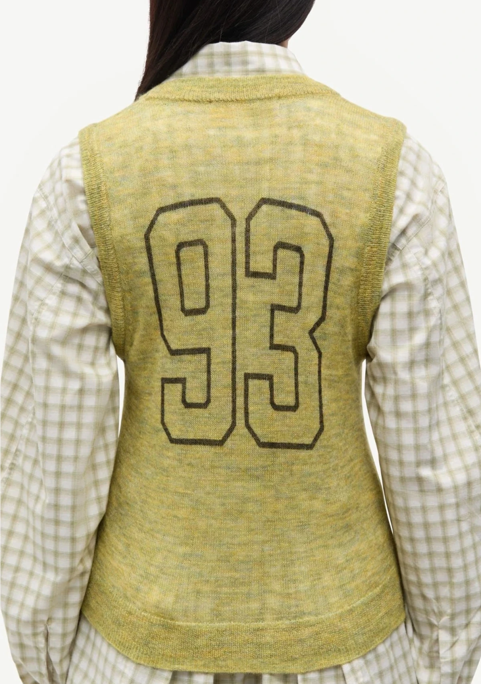 SAMSOE SAMSOE marca de moda escandinava con un diseño contemporáneo y minimalista.