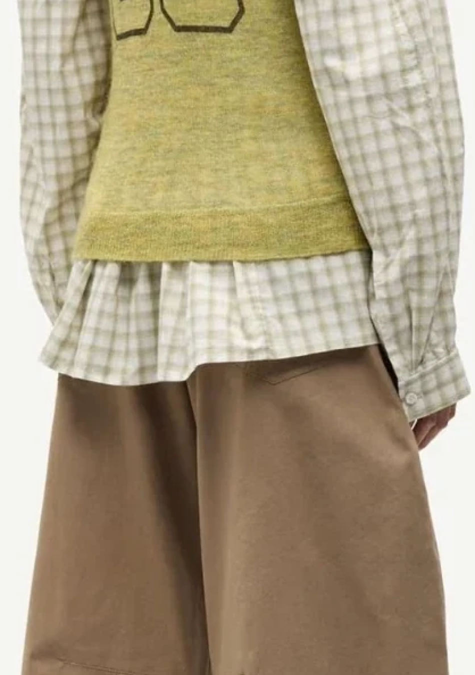 SAMSOE SAMSOE marca de moda escandinava con un diseño contemporáneo y minimalista.