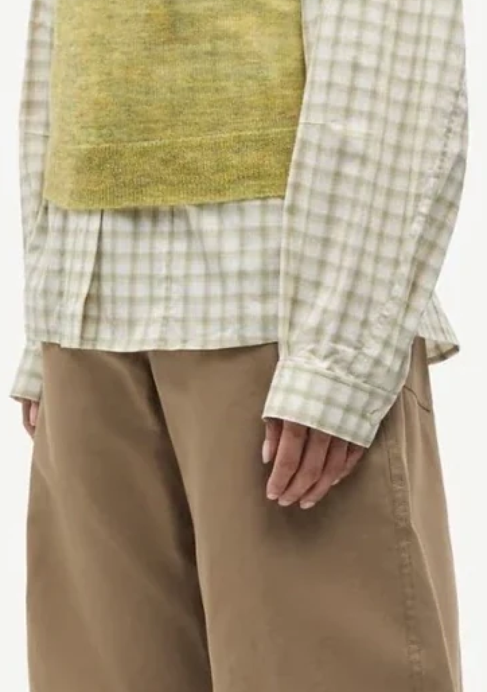 SAMSOE SAMSOE marca de moda escandinava con un diseño contemporáneo y minimalista.