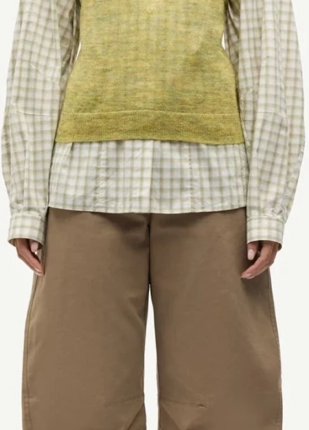 SAMSOE SAMSOE marca de moda escandinava con un diseño contemporáneo y minimalista.