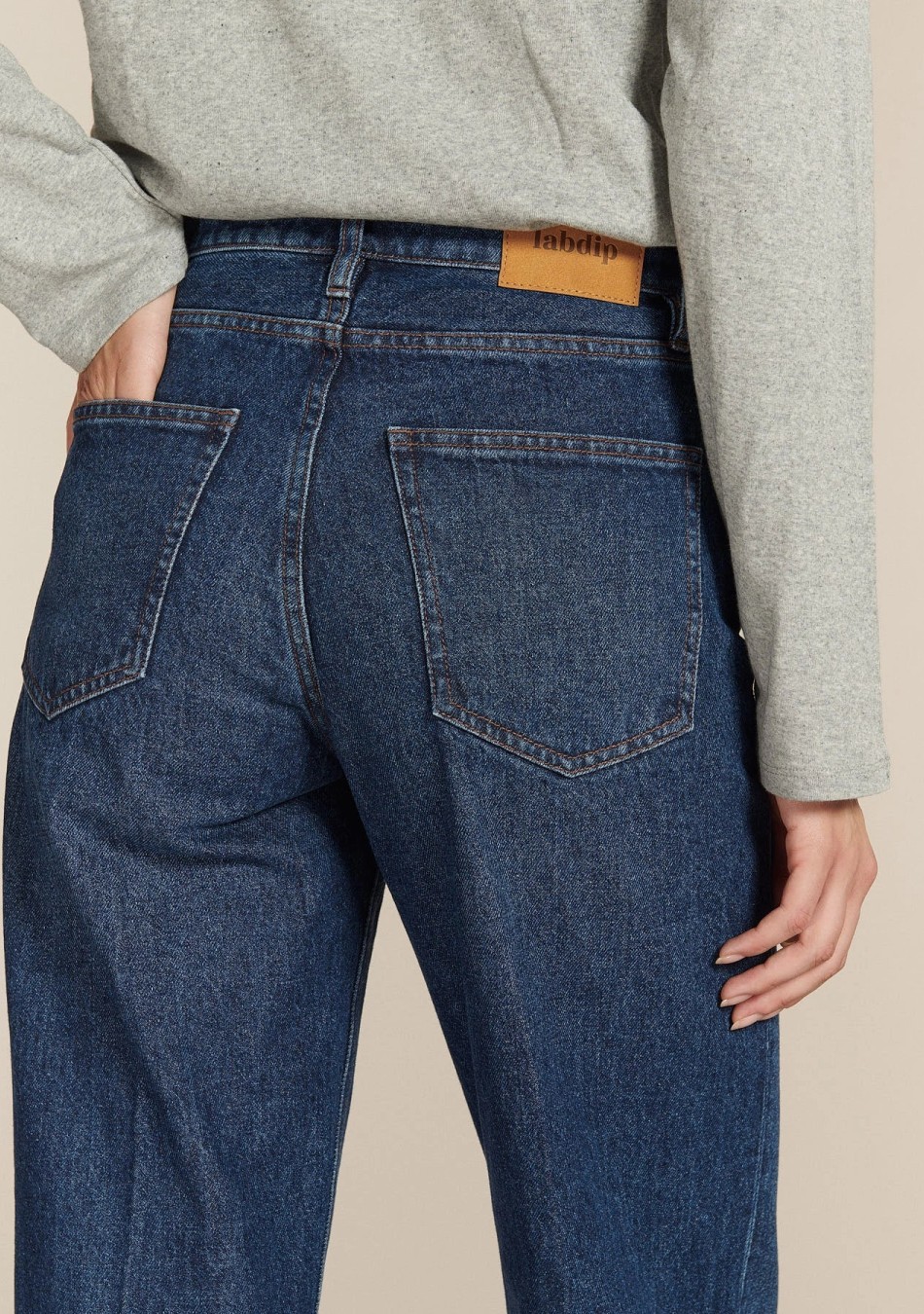 LAB DIP, una marca de moda femenina que combina estilo contemporáneo, inspiración urbana y diseños fáciles de llevar