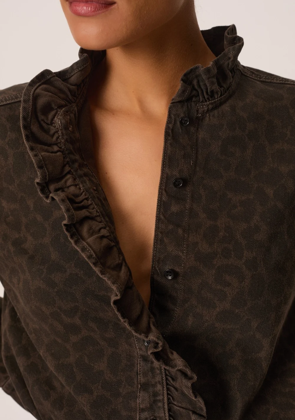DES PETITS HAUTS marca que refleja la esencia del estilo parisino: femenino, delicado y atemporal.  Destaca por su diseño cuidad