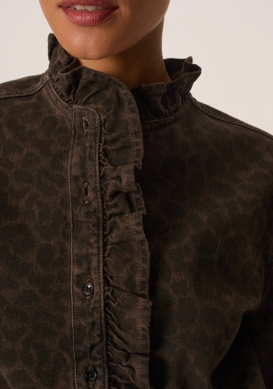 DES PETITS HAUTS marca que refleja la esencia del estilo parisino: femenino, delicado y atemporal.  Destaca por su diseño cuidad