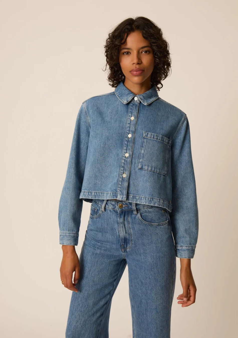 DES PETITS HAUTS marca que refleja la esencia del estilo parisino: femenino, delicado y atemporal.  Destaca por su diseño cuidad