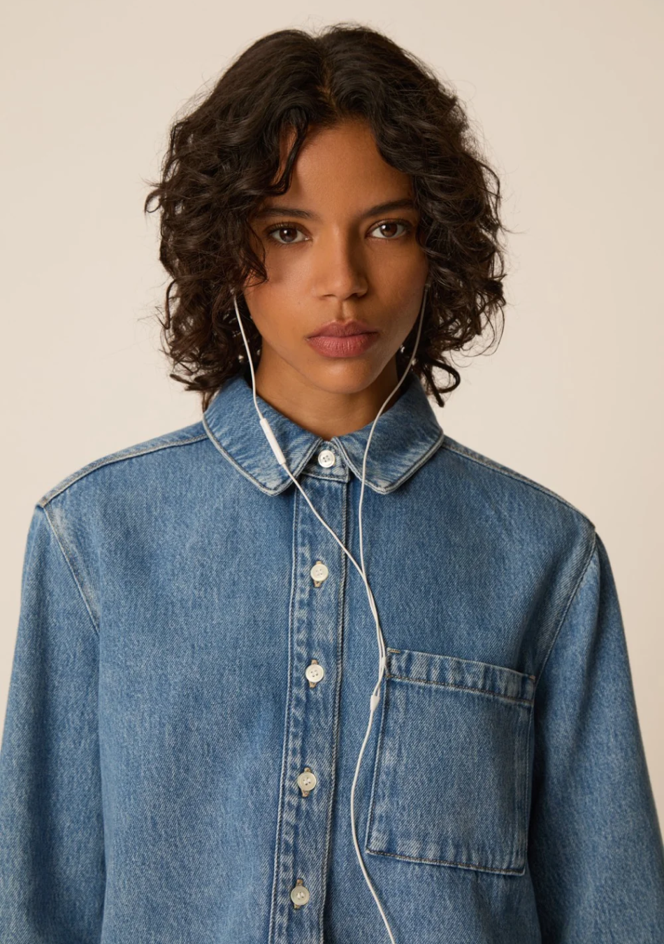 DES PETITS HAUTS marca que refleja la esencia del estilo parisino: femenino, delicado y atemporal.  Destaca por su diseño cuidad