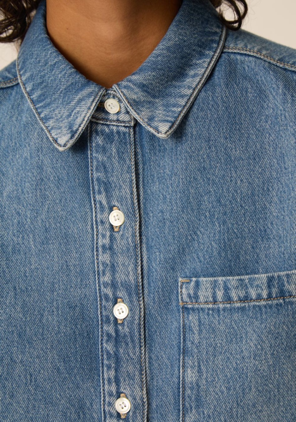 DES PETITS HAUTS marca que refleja la esencia del estilo parisino: femenino, delicado y atemporal.  Destaca por su diseño cuidad