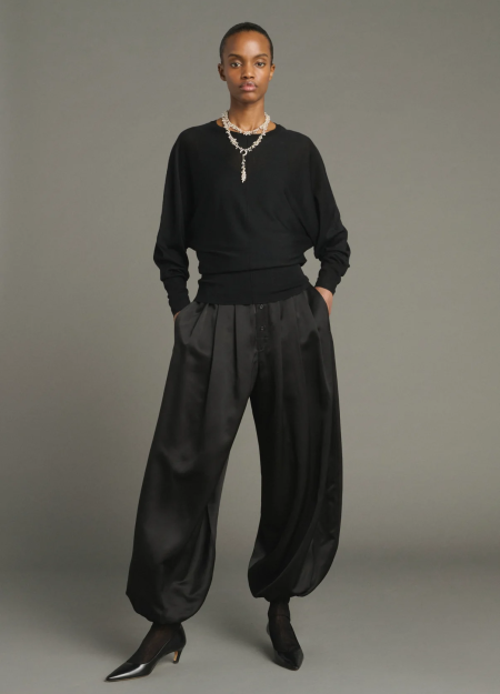 SOEUR es una marca francesa de moda femenina que combina elegancia, sencillez y un estilo contemporáneo