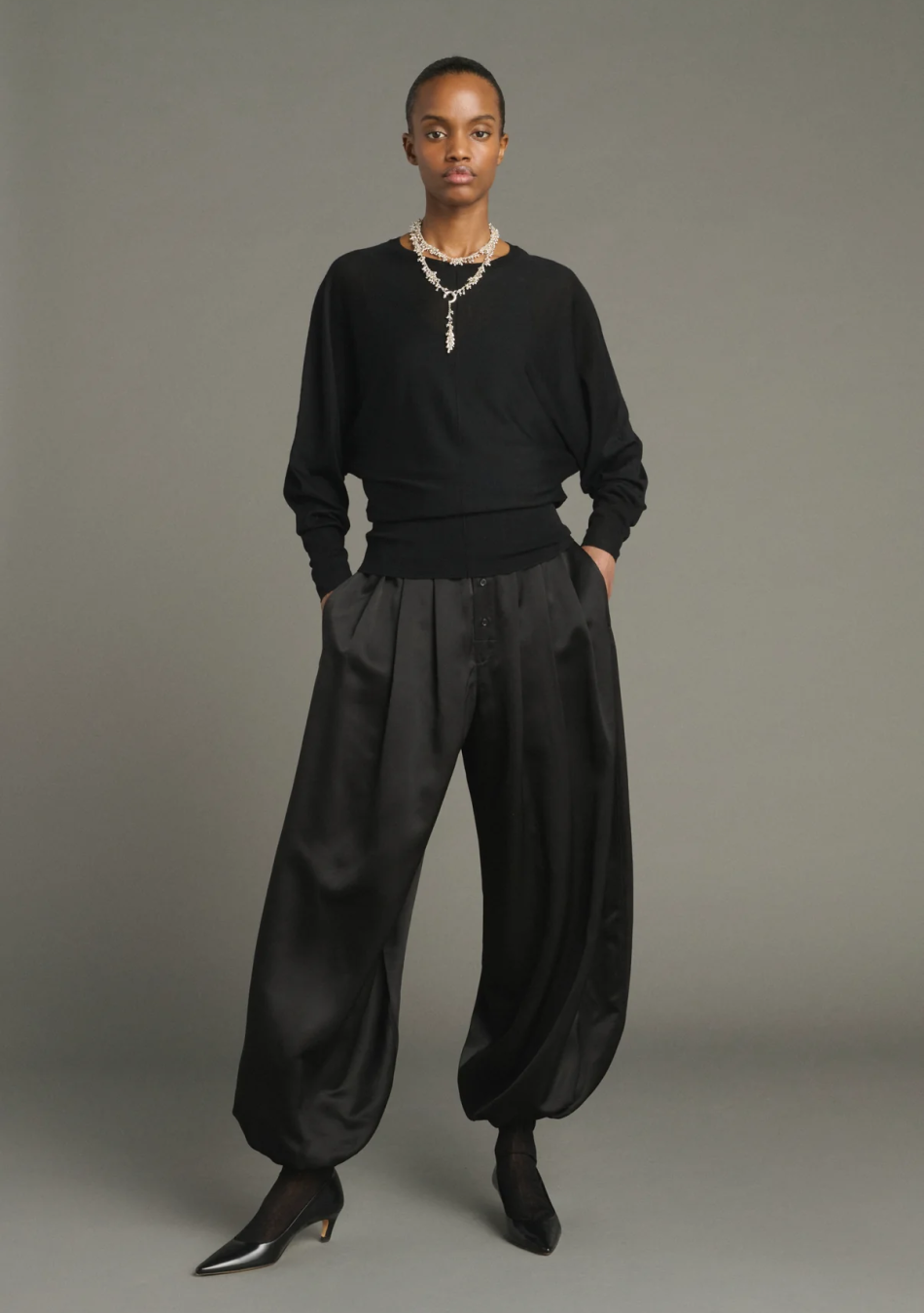 SOEUR es una marca francesa de moda femenina que combina elegancia, sencillez y un estilo contemporáneo