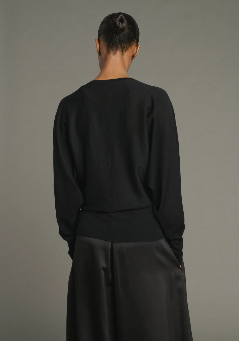 SOEUR es una marca francesa de moda femenina que combina elegancia, sencillez y un estilo contemporáneo