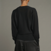 SOEUR es una marca francesa de moda femenina que combina elegancia, sencillez y un estilo contemporáneo