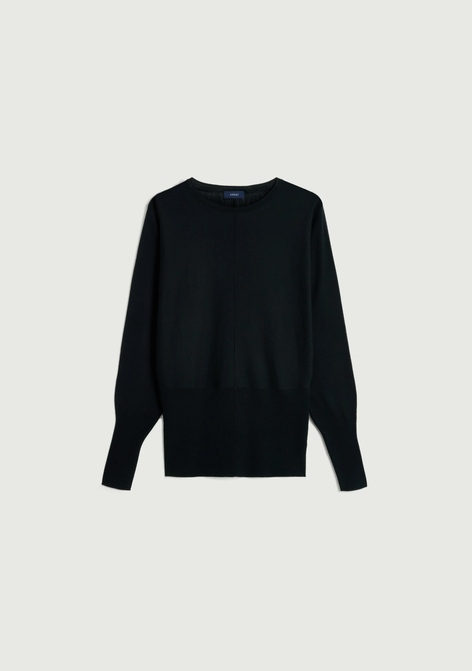 SOEUR es una marca francesa de moda femenina que combina elegancia, sencillez y un estilo contemporáneo