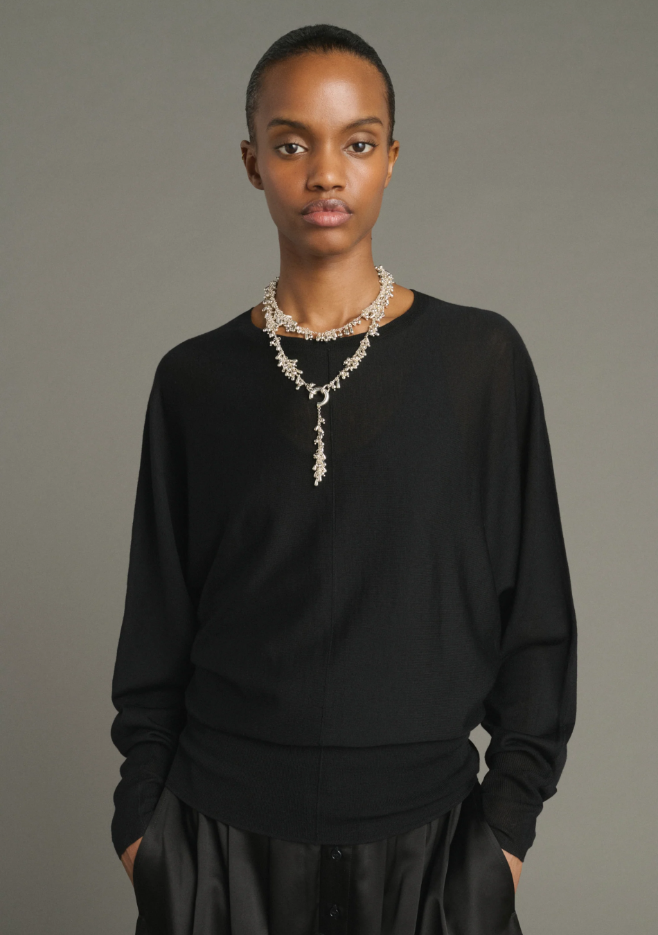 SOEUR es una marca francesa de moda femenina que combina elegancia, sencillez y un estilo contemporáneo