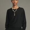 SOEUR es una marca francesa de moda femenina que combina elegancia, sencillez y un estilo contemporáneo