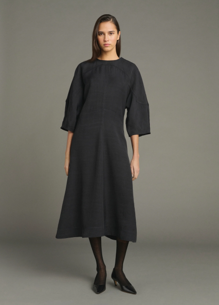 SOEUR es una marca francesa de moda femenina que combina elegancia, sencillez y un estilo contemporáneo