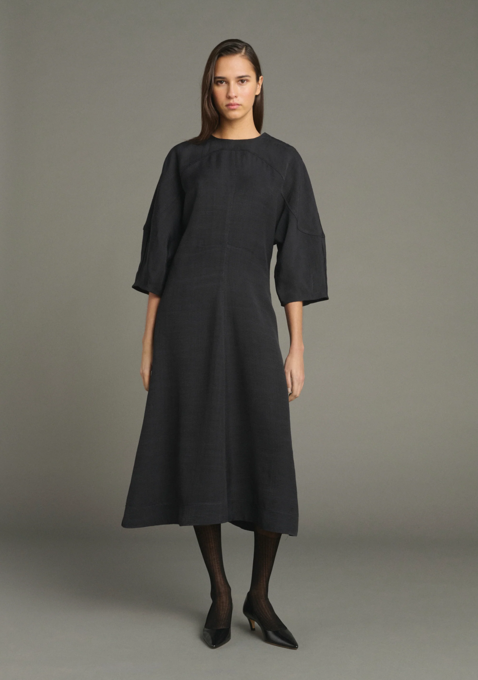 SOEUR es una marca francesa de moda femenina que combina elegancia, sencillez y un estilo contemporáneo
