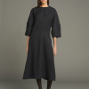 SOEUR es una marca francesa de moda femenina que combina elegancia, sencillez y un estilo contemporáneo