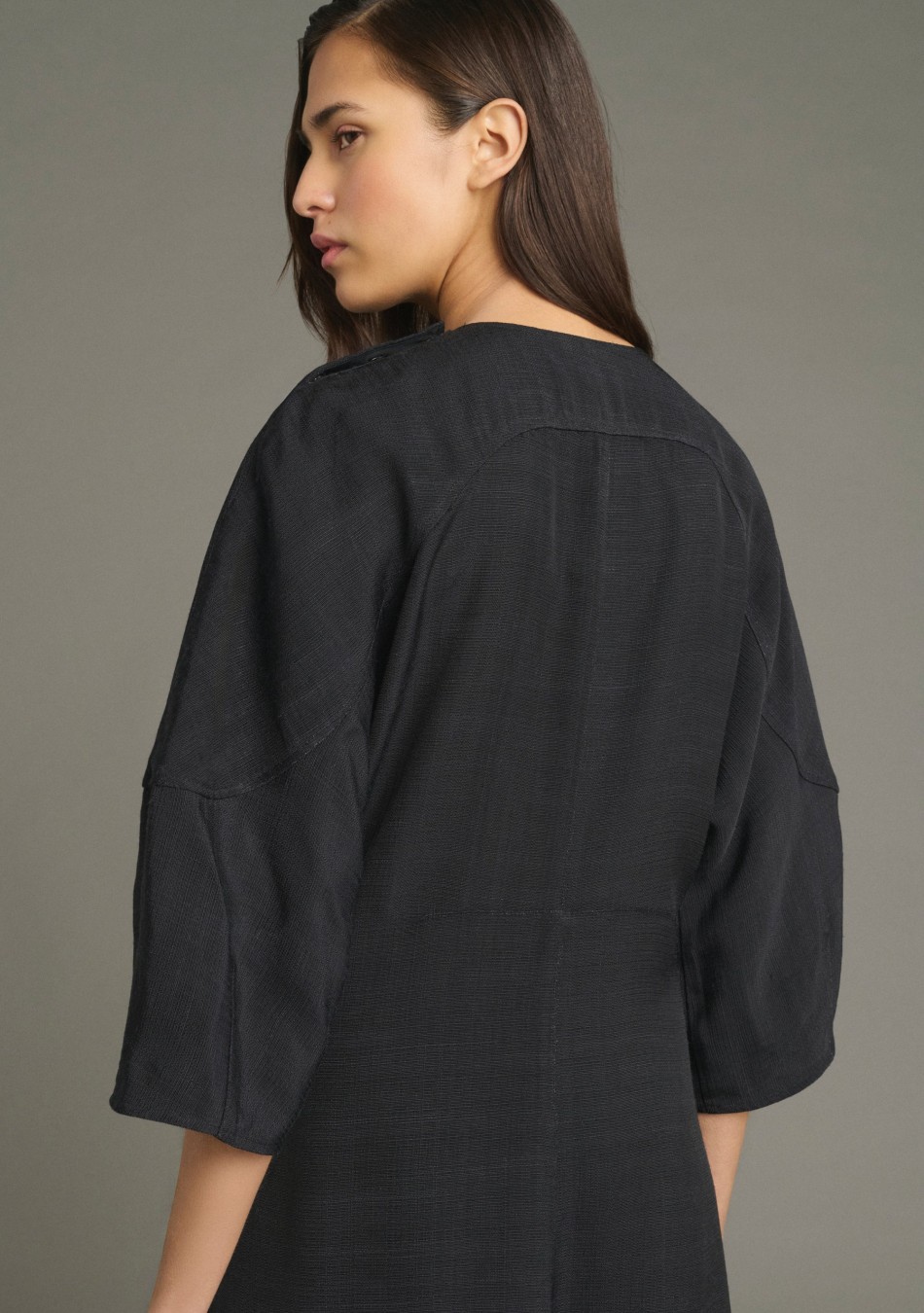 SOEUR es una marca francesa de moda femenina que combina elegancia, sencillez y un estilo contemporáneo