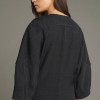 SOEUR es una marca francesa de moda femenina que combina elegancia, sencillez y un estilo contemporáneo