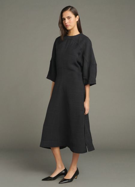 SOEUR es una marca francesa de moda femenina que combina elegancia, sencillez y un estilo contemporáneo 2