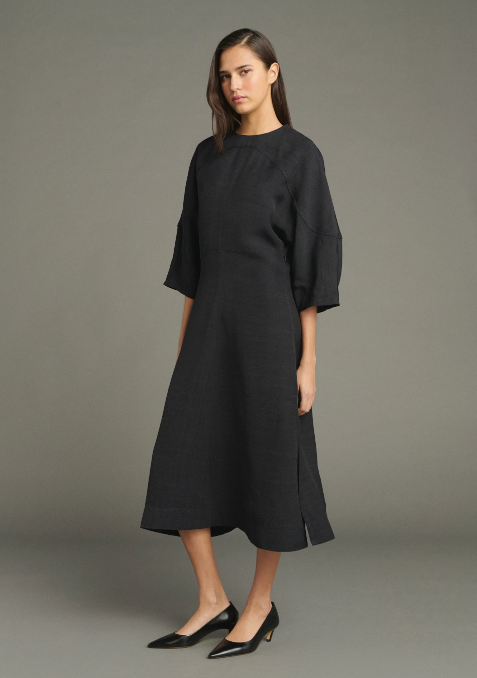 SOEUR es una marca francesa de moda femenina que combina elegancia, sencillez y un estilo contemporáneo