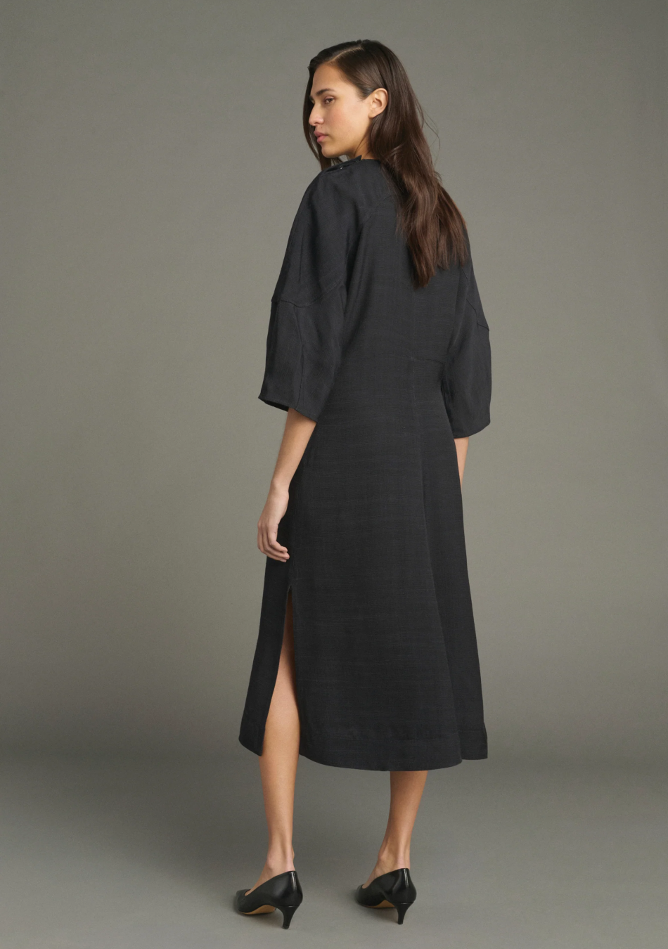 SOEUR es una marca francesa de moda femenina que combina elegancia, sencillez y un estilo contemporáneo