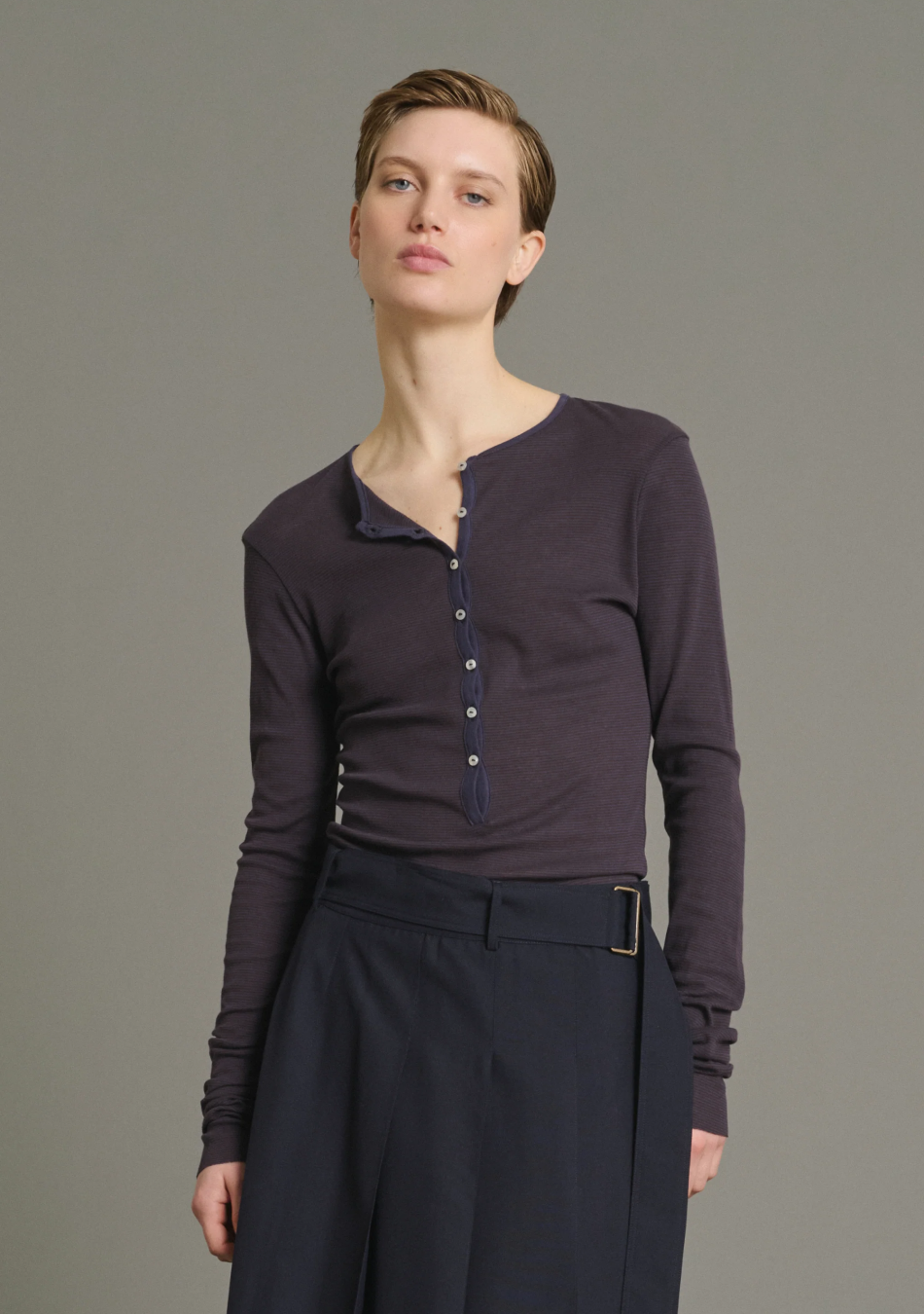 SOEUR es una marca francesa de moda femenina que combina elegancia, sencillez y un estilo contemporáneo
