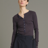 SOEUR es una marca francesa de moda femenina que combina elegancia, sencillez y un estilo contemporáneo