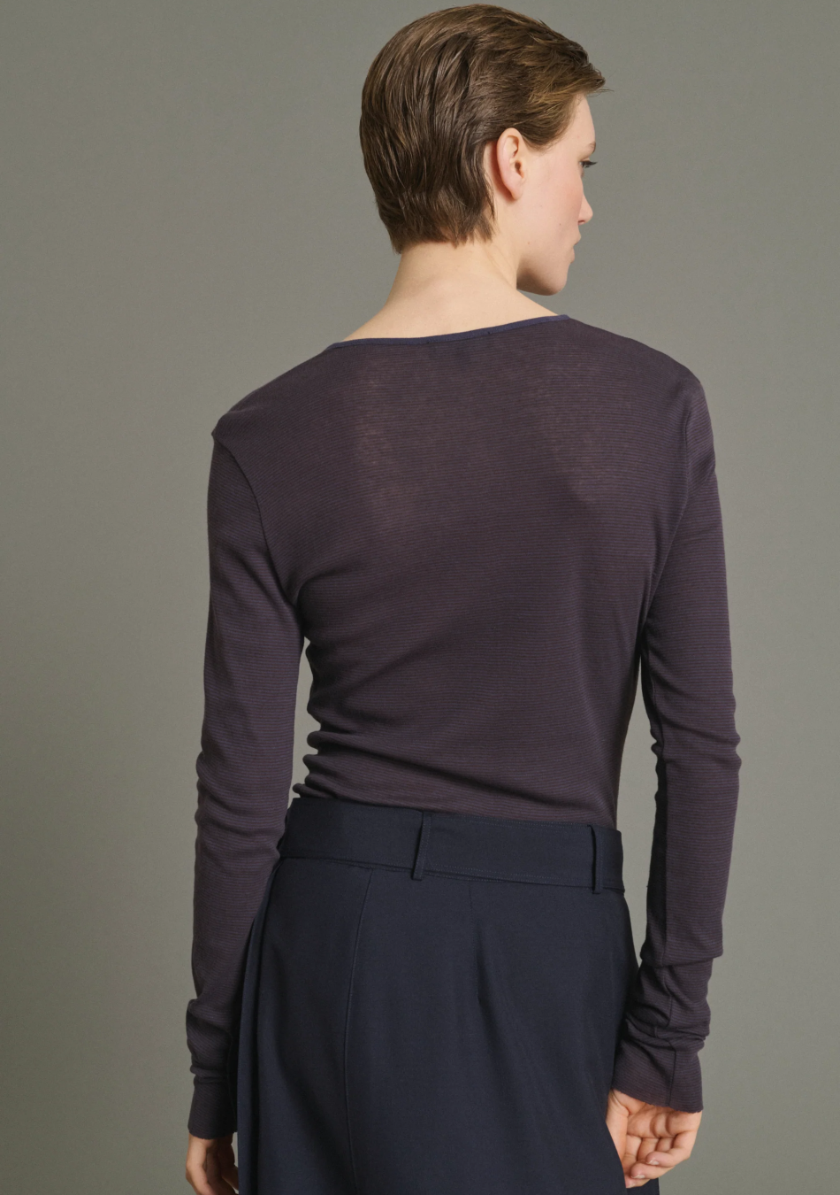 SOEUR es una marca francesa de moda femenina que combina elegancia, sencillez y un estilo contemporáneo