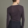 SOEUR es una marca francesa de moda femenina que combina elegancia, sencillez y un estilo contemporáneo