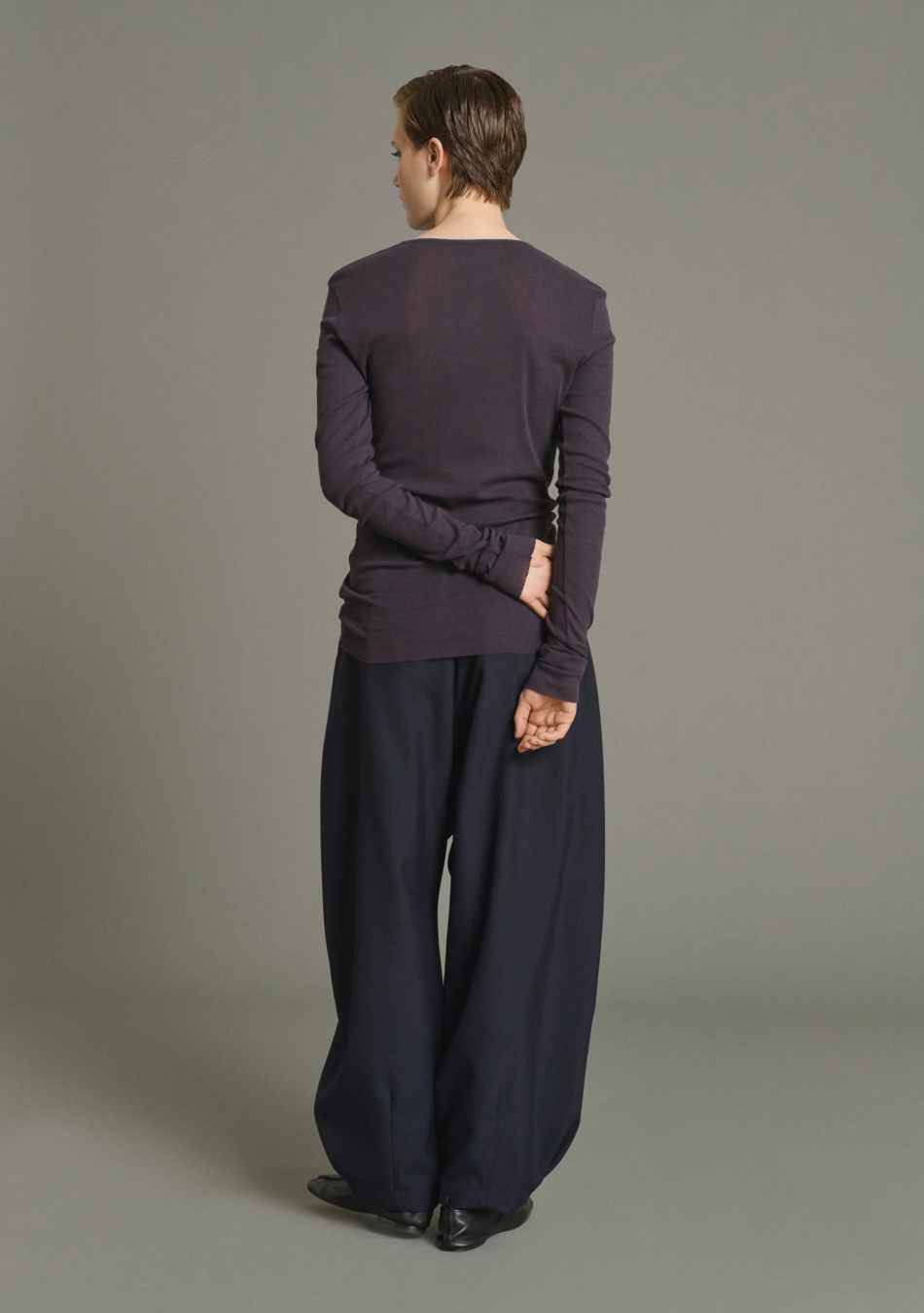 SOEUR es una marca francesa de moda femenina que combina elegancia, sencillez y un estilo contemporáneo