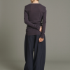 SOEUR es una marca francesa de moda femenina que combina elegancia, sencillez y un estilo contemporáneo
